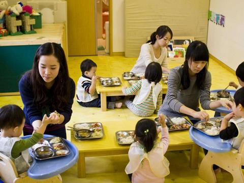 3岁以下小孩吃什么东西最危险？这5类食物，不宜给婴幼儿食用