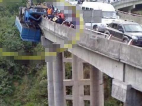 如今的汽车实在是太多了，各位车主都要注意安全