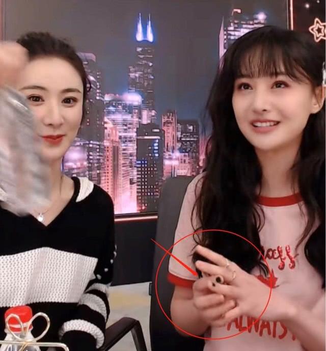 郑爽直播笑成表情包手上指甲油成亮点充满小心思