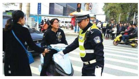 “禁摩又限电”，送孩子上学都成了问题，市民：为什么不禁汽车