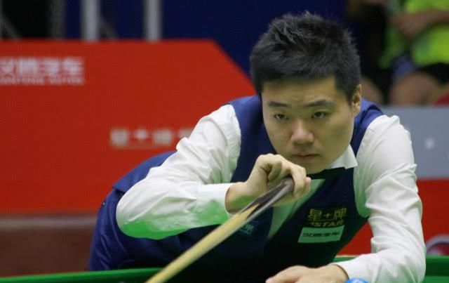 世界冠军丁俊晖身价过亿,妻子是富二代,颜