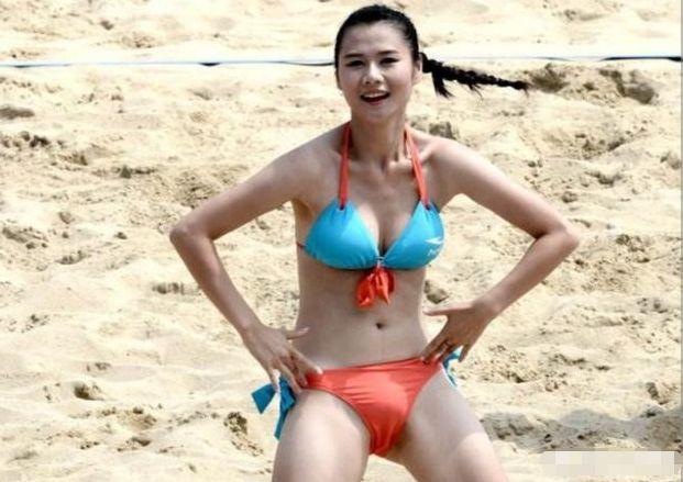 沙滩排球中,为什么男性穿短袖,而女性就要穿比基尼?原来不简单