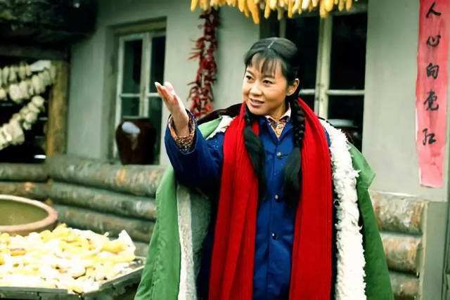 大器晚成的女星，离婚后恋上小11岁演员，如今49岁与女儿宛如姐妹