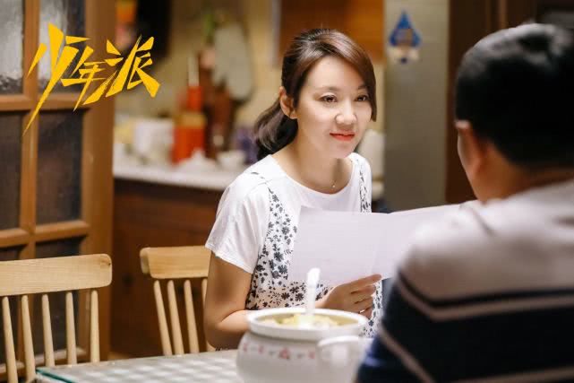 大器晚成的女星，离婚后恋上小11岁演员，如今49岁与女儿宛如姐妹