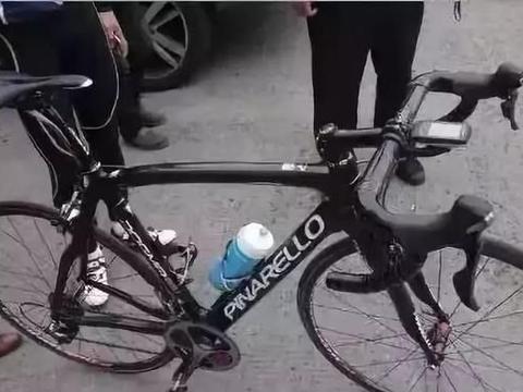 4万元轿车撞上90万元自行车，轿车司机懵了