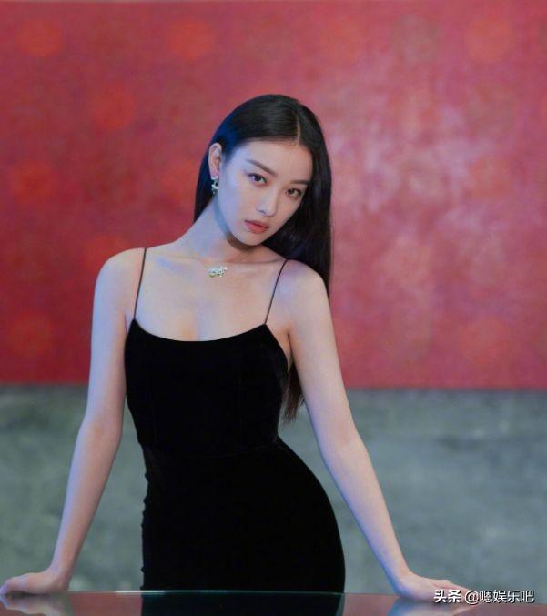 女星们穿黑色吊带裙:钟楚曦高贵,倪妮优雅,王鸥大气