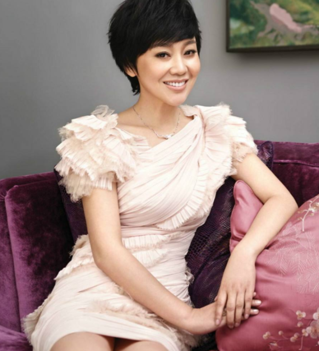 大器晚成的女星，离婚后恋上小11岁演员，如今49岁与女儿宛如姐妹