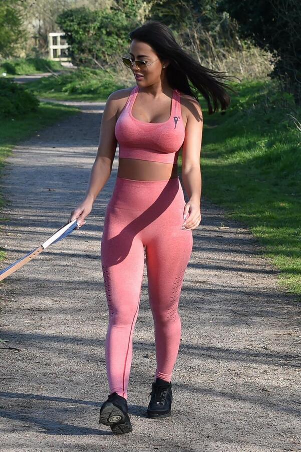 女星亚兹明·乌赫卢现身哈洛街头，她有着不一般的魅力