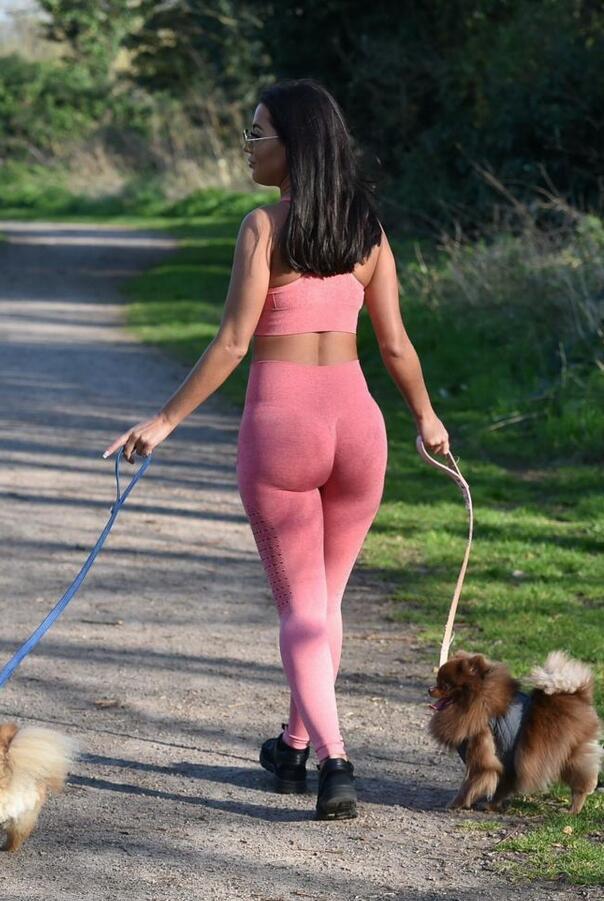 女星亚兹明·乌赫卢现身哈洛街头，她有着不一般的魅力