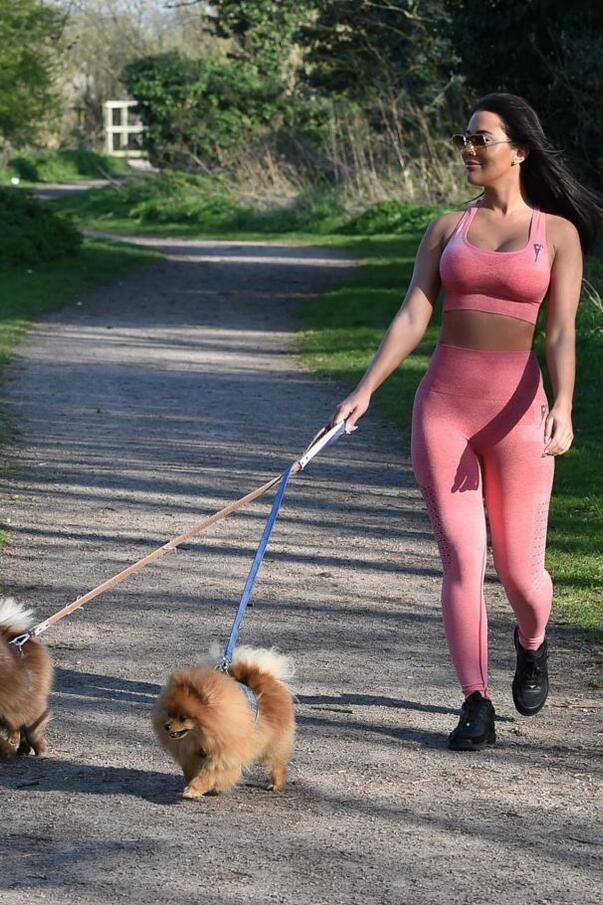 女星亚兹明·乌赫卢现身哈洛街头，她有着不一般的魅力