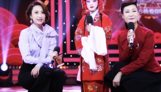 张蕾造型越来越“出位”,大蝴蝶衬衫配大开叉喇叭裤,知性变惊艳