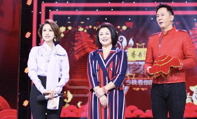 张蕾造型越来越“出位”,大蝴蝶衬衫配大开叉喇叭裤,知性变惊艳