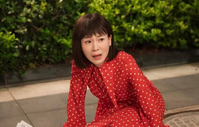 《安家》中的美女演员，长相标致气质温婉，如今49岁婚姻很幸福