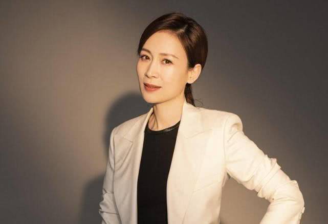 《安家》中的美女演员，长相标致气质温婉，如今49岁婚姻很幸福