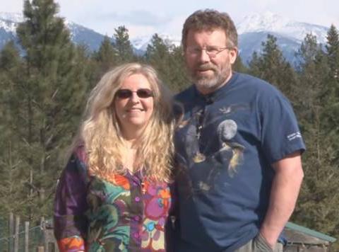 惊艳世界！10年坚持，这对老夫妻修成全球第一条会发光智能公路