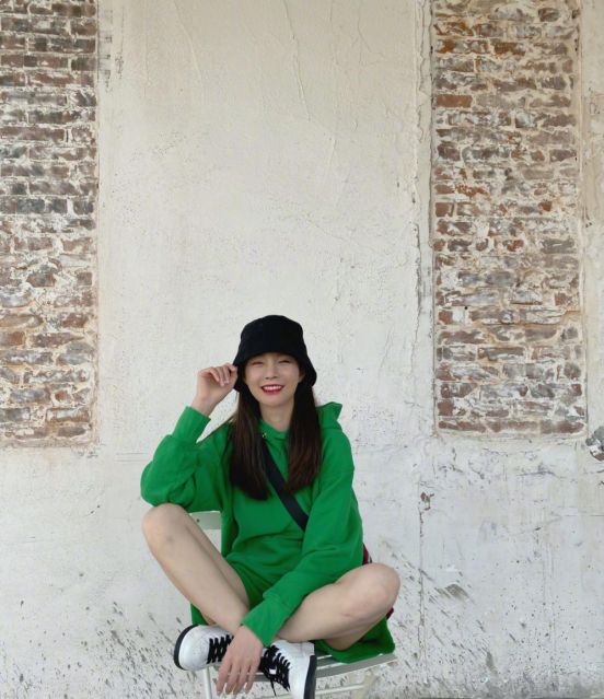 沈梦辰还真是大胆!穿套纯绿色休闲服装真是清新