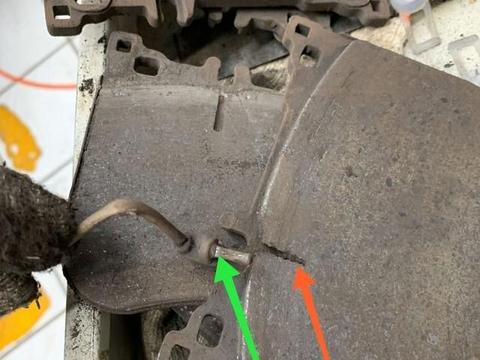 奔驰S500L刹车有问题，看到拆下的刹车片后，师傅说：不换不中！