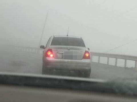 广东一场暴雨，让新能源车主的好梦破碎，跑趟高速快哭了