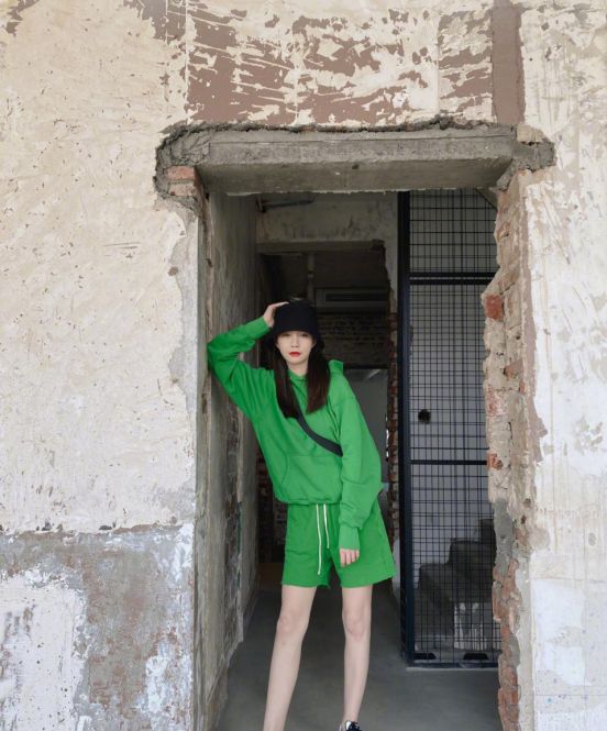沈梦辰还真是大胆!穿套纯绿色休闲服装真是清新