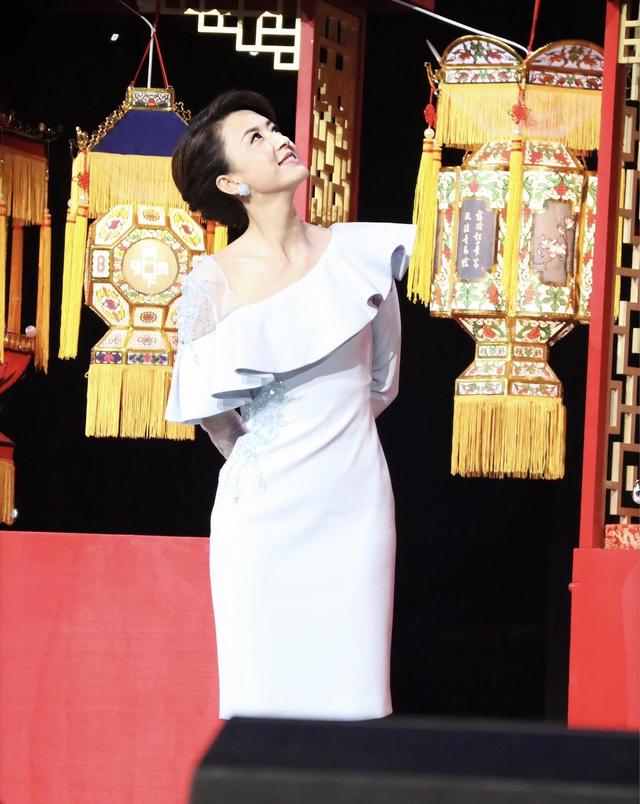 张蕾造型越来越“出位”,大蝴蝶衬衫配大开叉喇叭裤,知性变惊艳