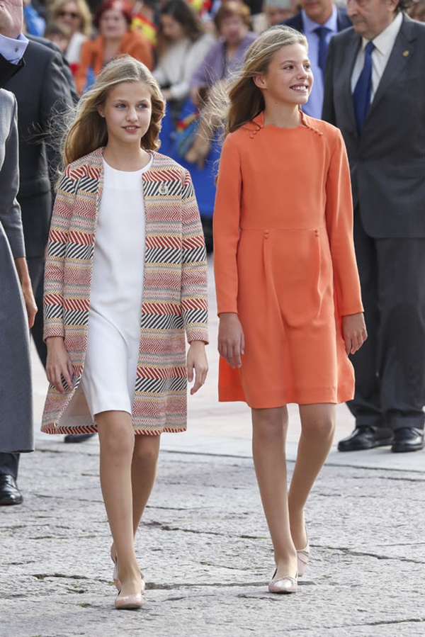 西班牙王后两个公主"亲情"风格真有韵味,妹妹身高都赶上妈了