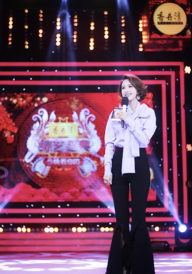张蕾造型越来越“出位”,大蝴蝶衬衫配大开叉喇叭裤,知性变惊艳