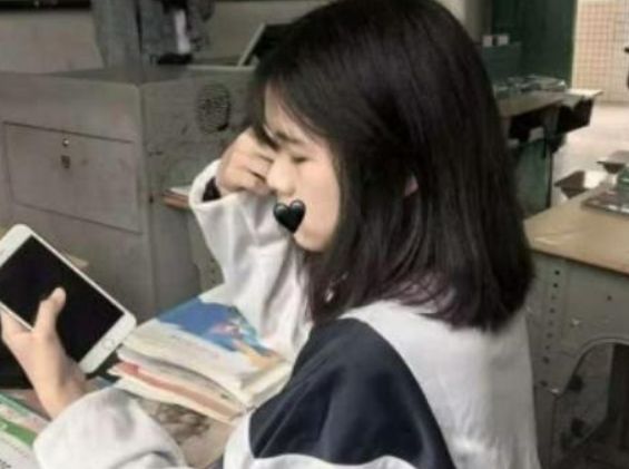 女生都不把老师和家长的话放在心里,小小年纪,就染上了打架抽烟的坏