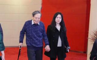 杨振宁和小娇妻同泡温泉,98岁驼背严重被搀扶,43岁翁帆越来越美