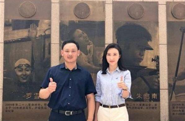 举重占旭刚,同行内混最好,退役官运亨通,年近半百空姐妻子相伴