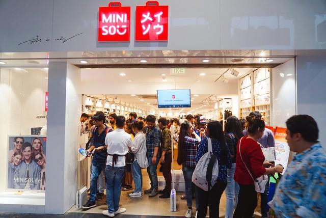实拍印度首都新德里的中国品牌超市,人满为患,印度人都来抢着买