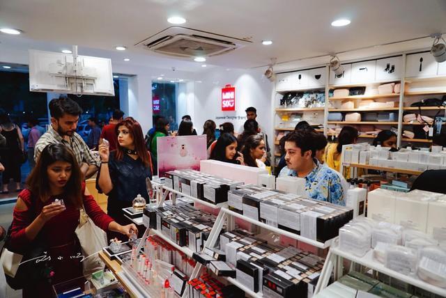 实拍印度首都新德里的中国品牌超市,人满为患,印度人都来抢着买