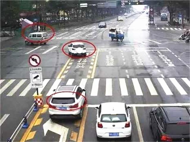在“左转虚线”待转被扣6分?搞不明白就上路,2本驾照都不够扣!