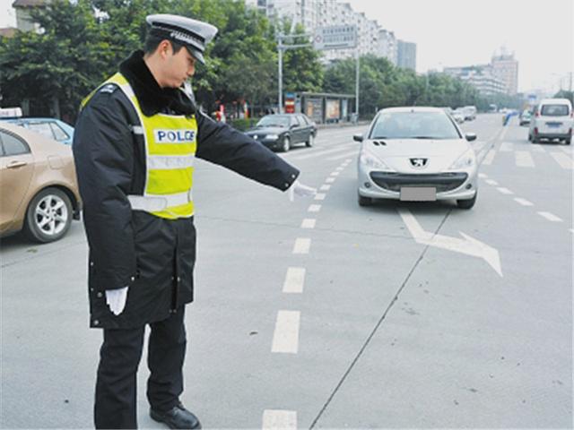 在“左转虚线”待转被扣6分?搞不明白就上路,2本驾照都不够扣!