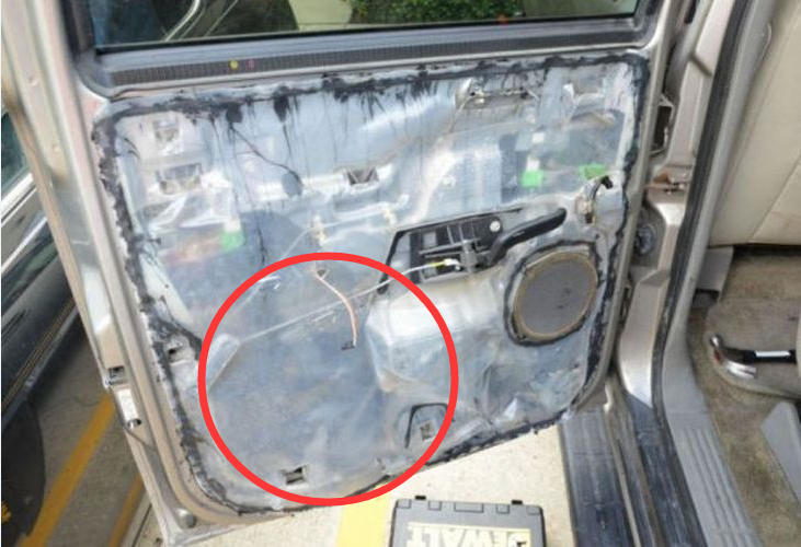 小伙买下一辆二手车,检查过程中,发现门板中暗藏一笔财富