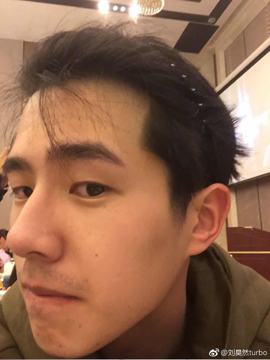 跟刘昊然在同一个微信群是什么体验?快来听他分享自拍技巧!