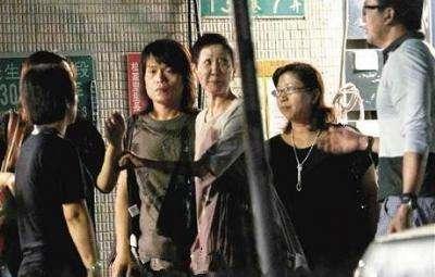 几家欢乐几家愁,萧敬腾、大张伟与经纪人甜蜜厮守,张靓颖却被坑