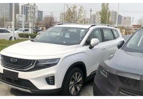 曝吉利豪越街头实车图，外观大气，精致，轴距达2815mm。