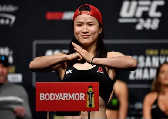 2020ufc女子级别最新排名_“母狮”卫冕UFC女子羽量级冠军带来新问题这个级