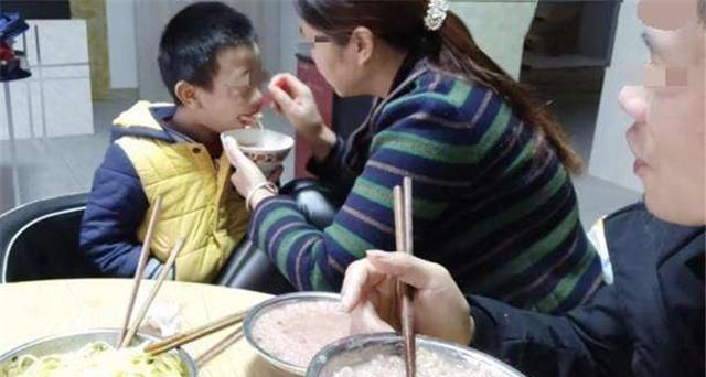 孩子不吃饭家长追着喂,请停止"中国式喂饭",对娃有害无益