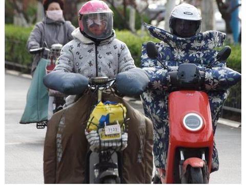 电动车安“挡风被”被罚款？车主气哭：骑电动车的冬天不配出门？