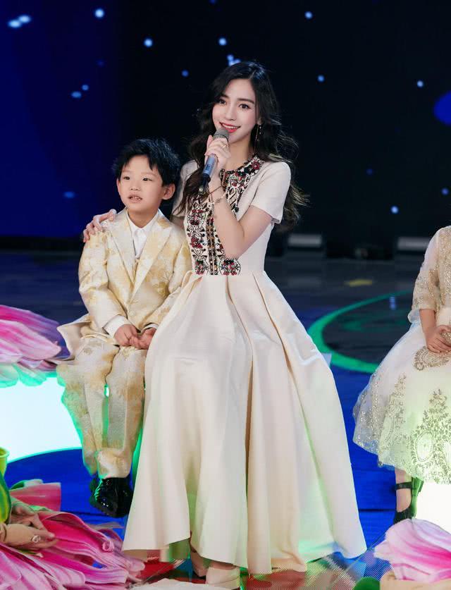 angelababy杨颖穿白色吊带连衣裙,气质惊艳闪耀夺目