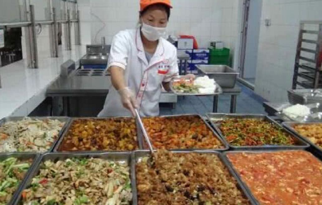 为何学校的饭堂宁将饭菜倒掉,也不给学生多打