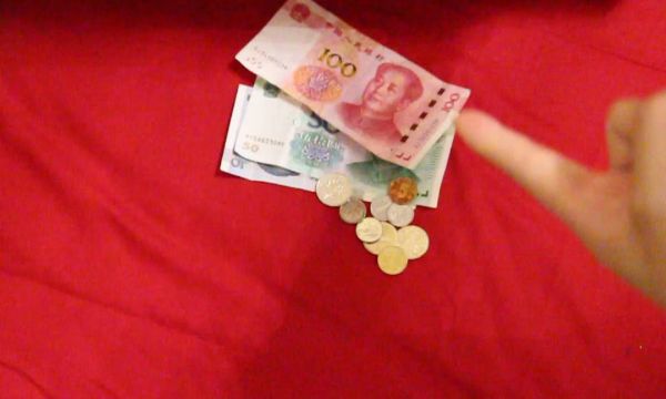 在枕头下放几枚硬币,原来有这些好处,并非迷信