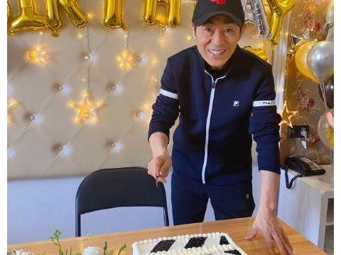 张艺谋庆祝70岁生日，妻子为其P图晒全家福，一家五口幸福美满