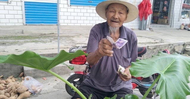一位96岁的农村老爷爷:每天坚持出来摆摊,一天能赚好几百!__财经头条
