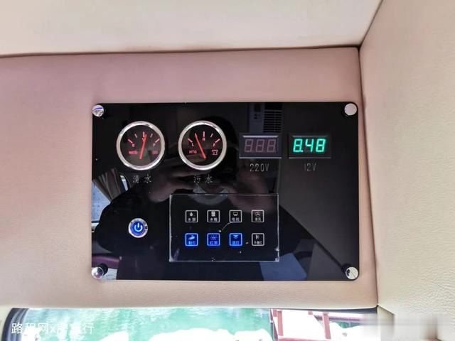 沉稳内敛风的盟旅大通房车,国六自动档,两种布局,19.8万起售