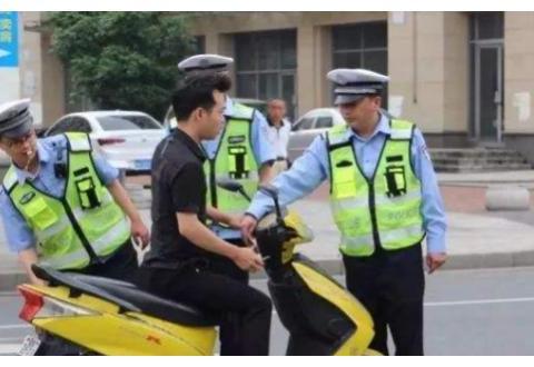 “禁摩又限电”, 送孩子上学都成了问题, 市民: 为什么不禁汽车