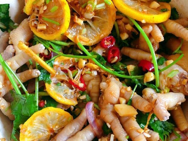 宅在家自制一道酸辣柠檬鸡爪,百吃不厌,一边追剧一边啃.