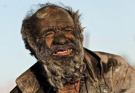 世界上最脏的男人,60年不洗澡,活了80多年