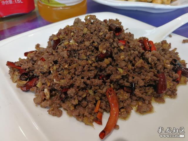 干椒斑鸠肉(家养的斑鸠肉质细嫩,连骨头带肉剁碎之后,用干椒煎炒,香味